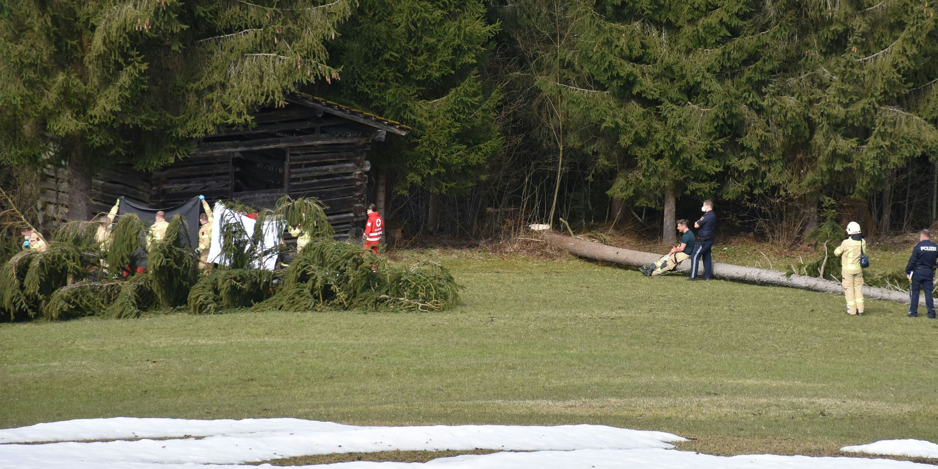 Die eingeklemmte Person erlag ihren Verletzungen. 
