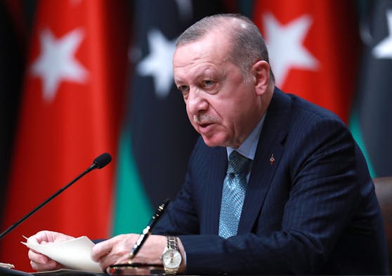Wegen der hohen Corona-Neuinfektionen am Dienstag, verschärft Präsident Erdogan die Corona-Maßnahmen in der Türkei.