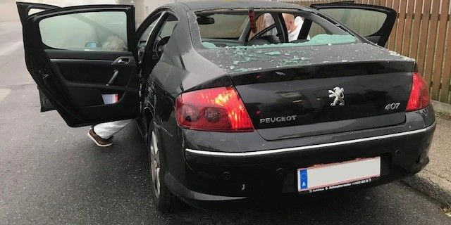 Der demolierte Peugeot nach dem Coup.