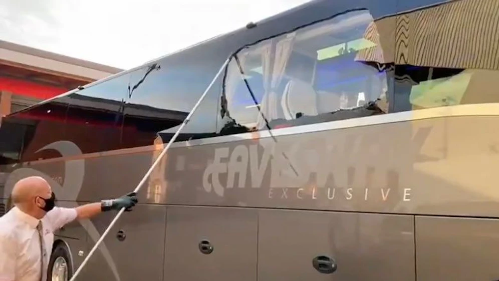 Der Real-Bus wurde angegriffen. 