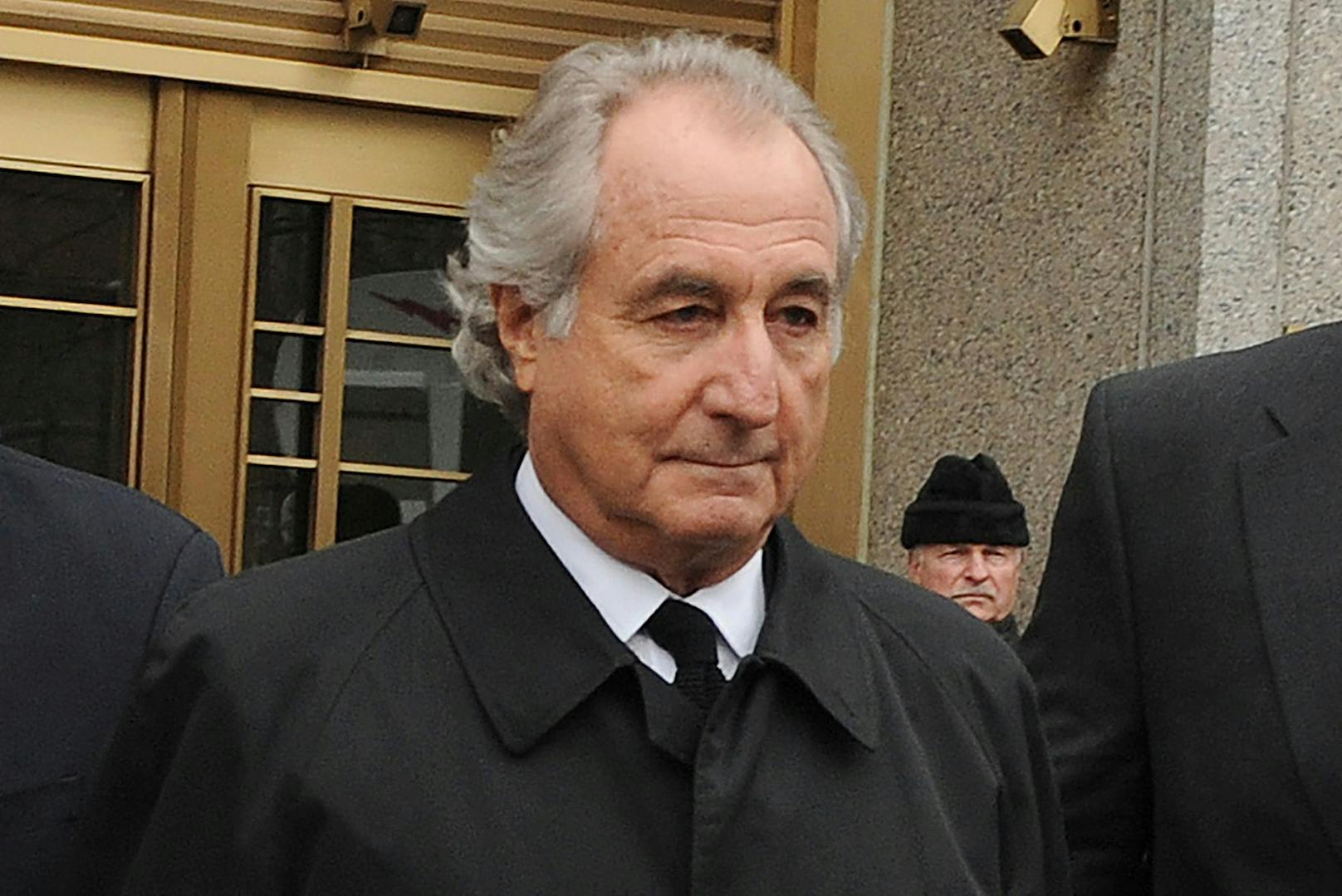 Bernard "Bernie" Madoff 2009 nach einer Gerichtsverhandlung in den USA.