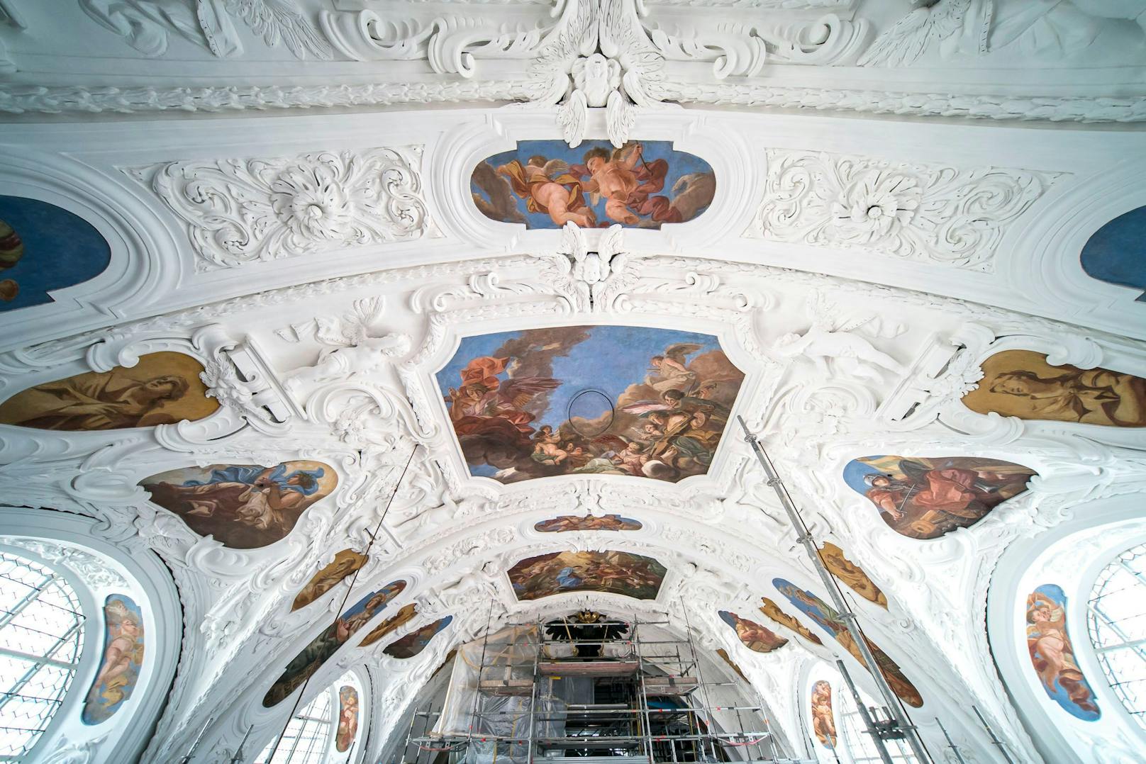 Der Marienzyklus an der Decke der Kirche setzt sich aus 46 einzelnen Fresken zusammen.