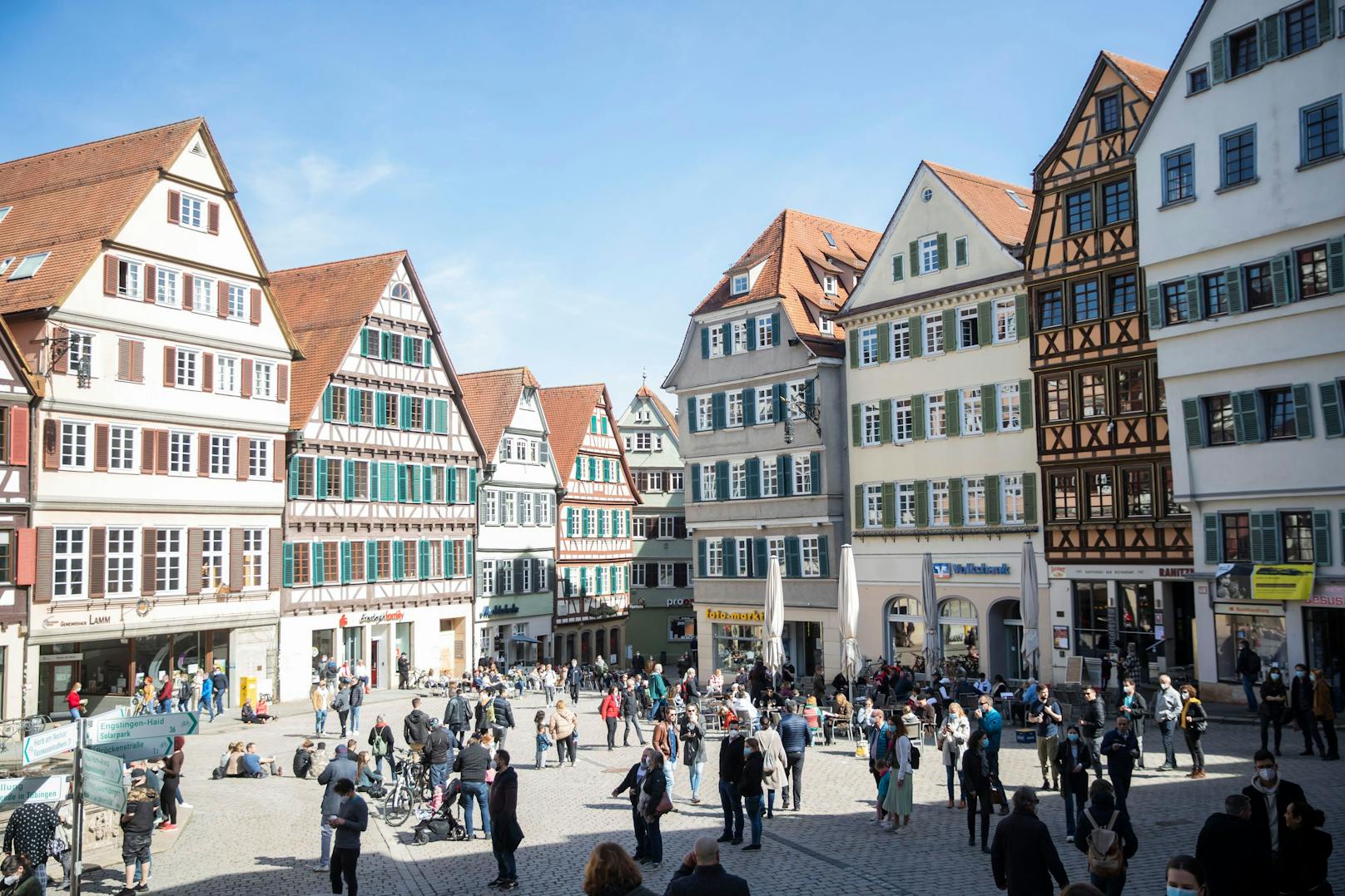 In Tübingen erhält man bei einem negativen Corona-Test in der Stadt ein Armband.
