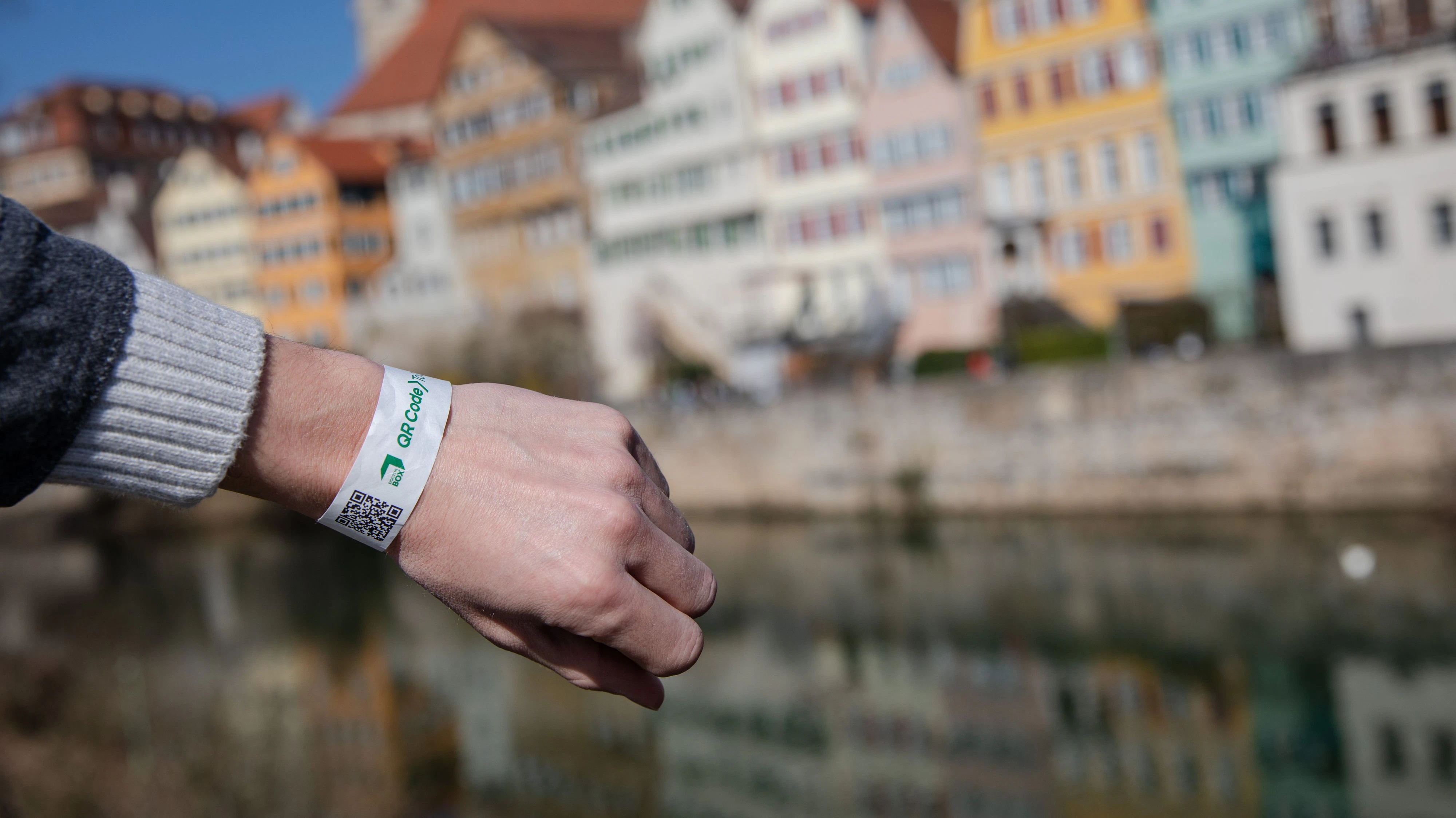 In Tübingen erhält man bei einem negativen Corona-Test in der Stadt ein Armband.