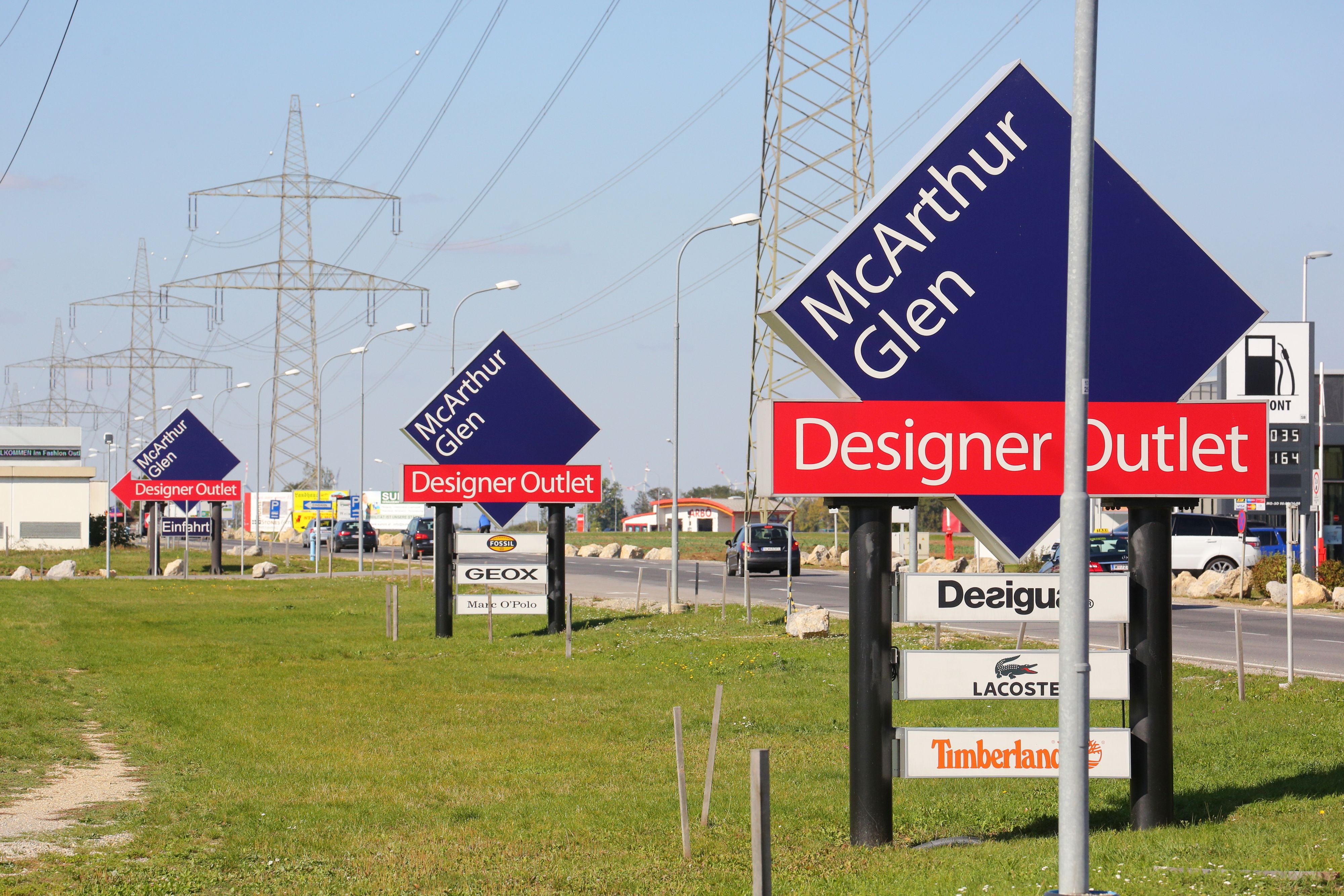 Download von www.picturedesk.com am 14.04.2021 (12:59).  - DESIGNER OUTLET PARNDORF (SUJET), McArthur Glen Parndorf GmbH. (http://www.mcarthurglen.at), Gebäude aussen, Parkplatz, Geschäfte - 20151123_PD3774 - Rechteinfo: Rights Managed (RM)