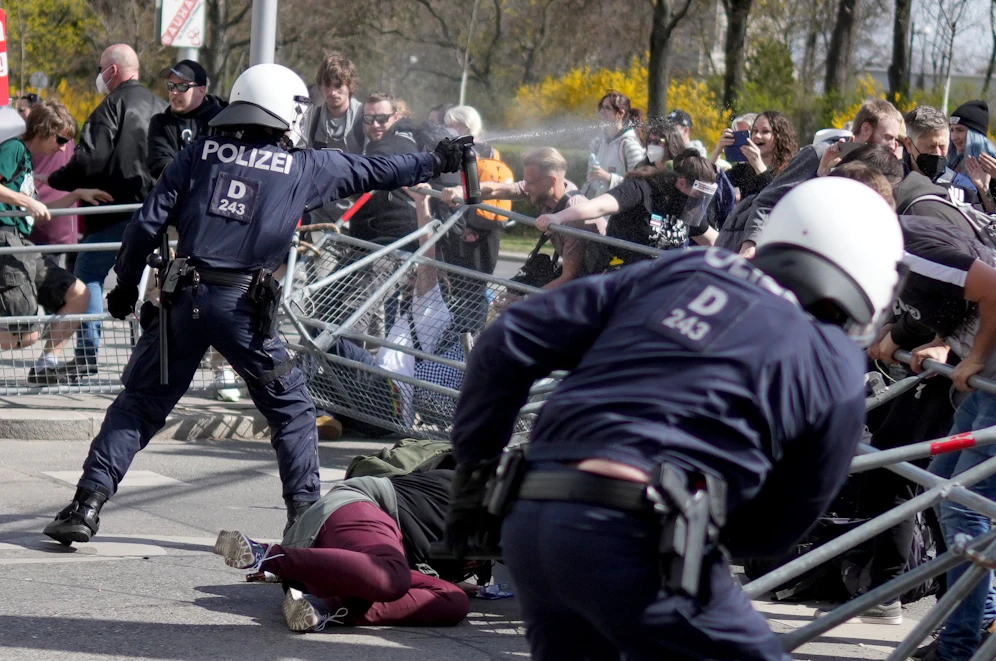 Demonstration von Corona-Maßnahmengegnern in Wien: Jetzt schüren auch noch Flyer Ängste.
