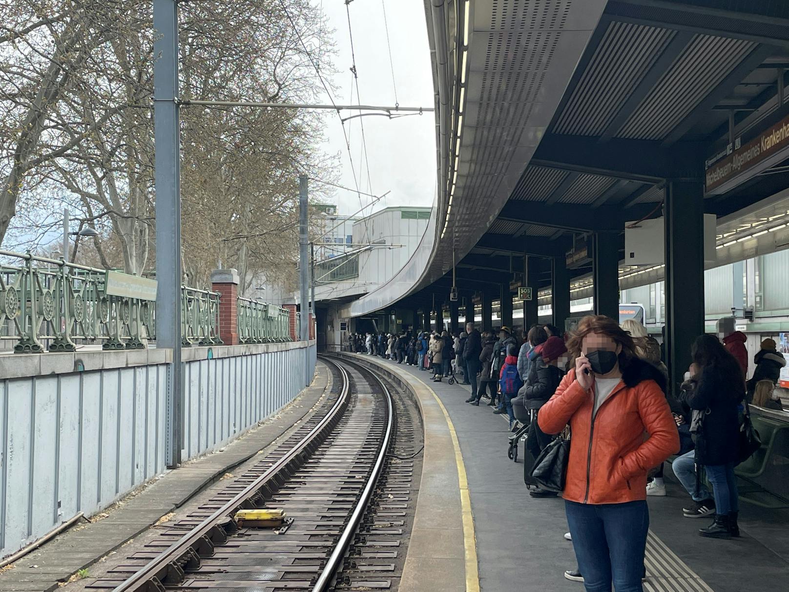 Der Bahnsteig der U6 war voll.