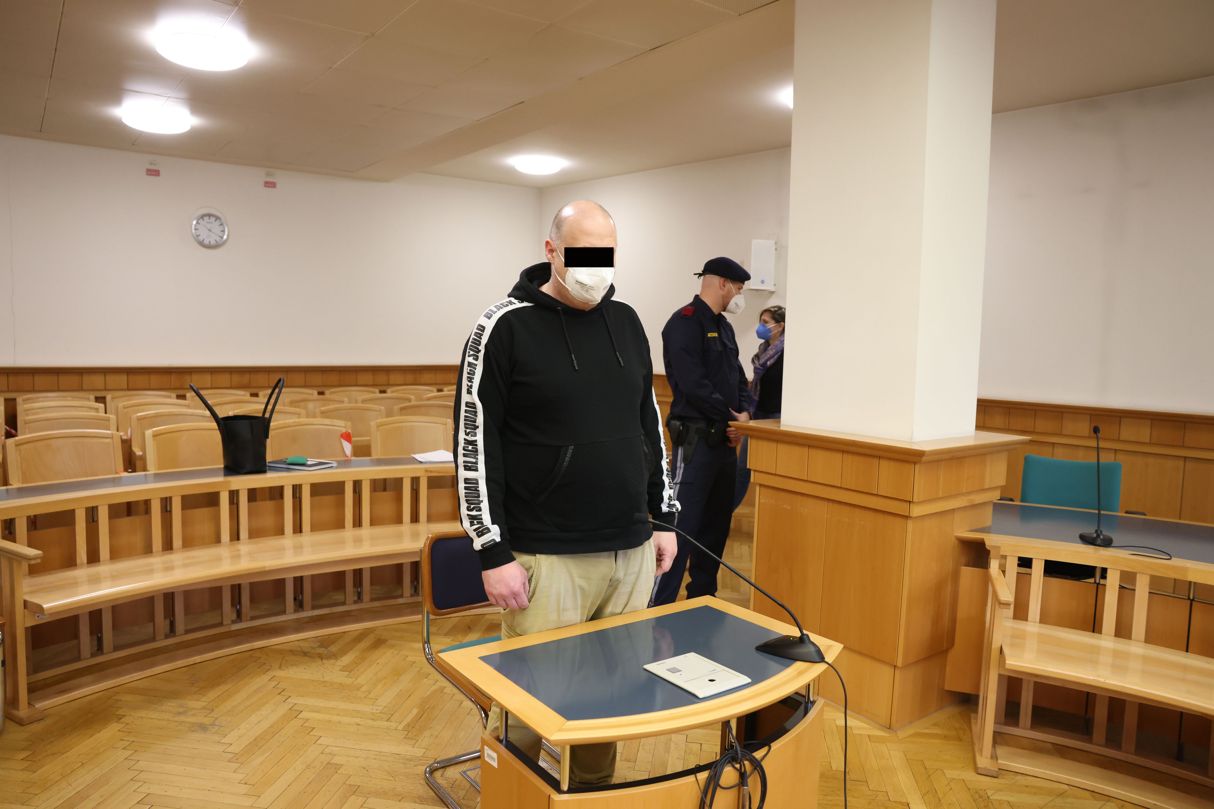 Statt weißem Kittel, dunkler Hoodie – der falsche Frauenarzt.