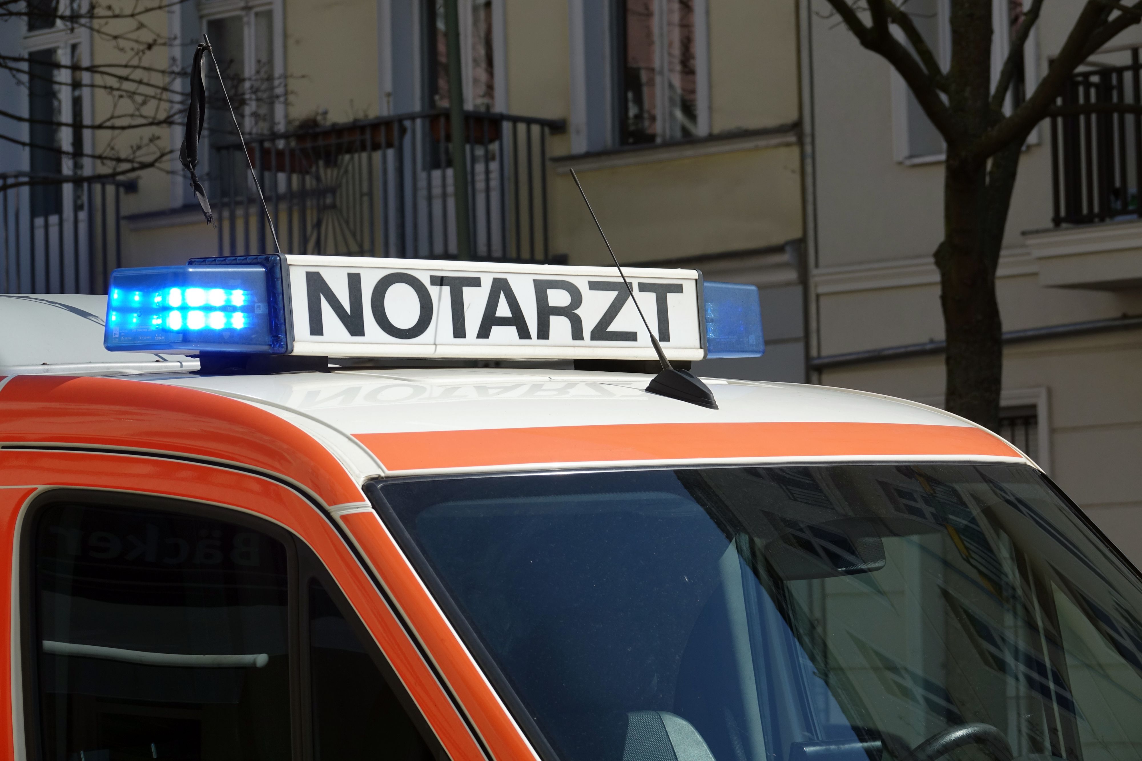 Download von www.picturedesk.com am 15.04.2021 (13:39).  30 March 2021, Berlin: Blue light shines on an emergency ambulance in use with the words emergency doctor. Photo: Alexandra Schuler/dpa - 20210330_PD13328 - Rechteinfo: Rights Managed (RM)