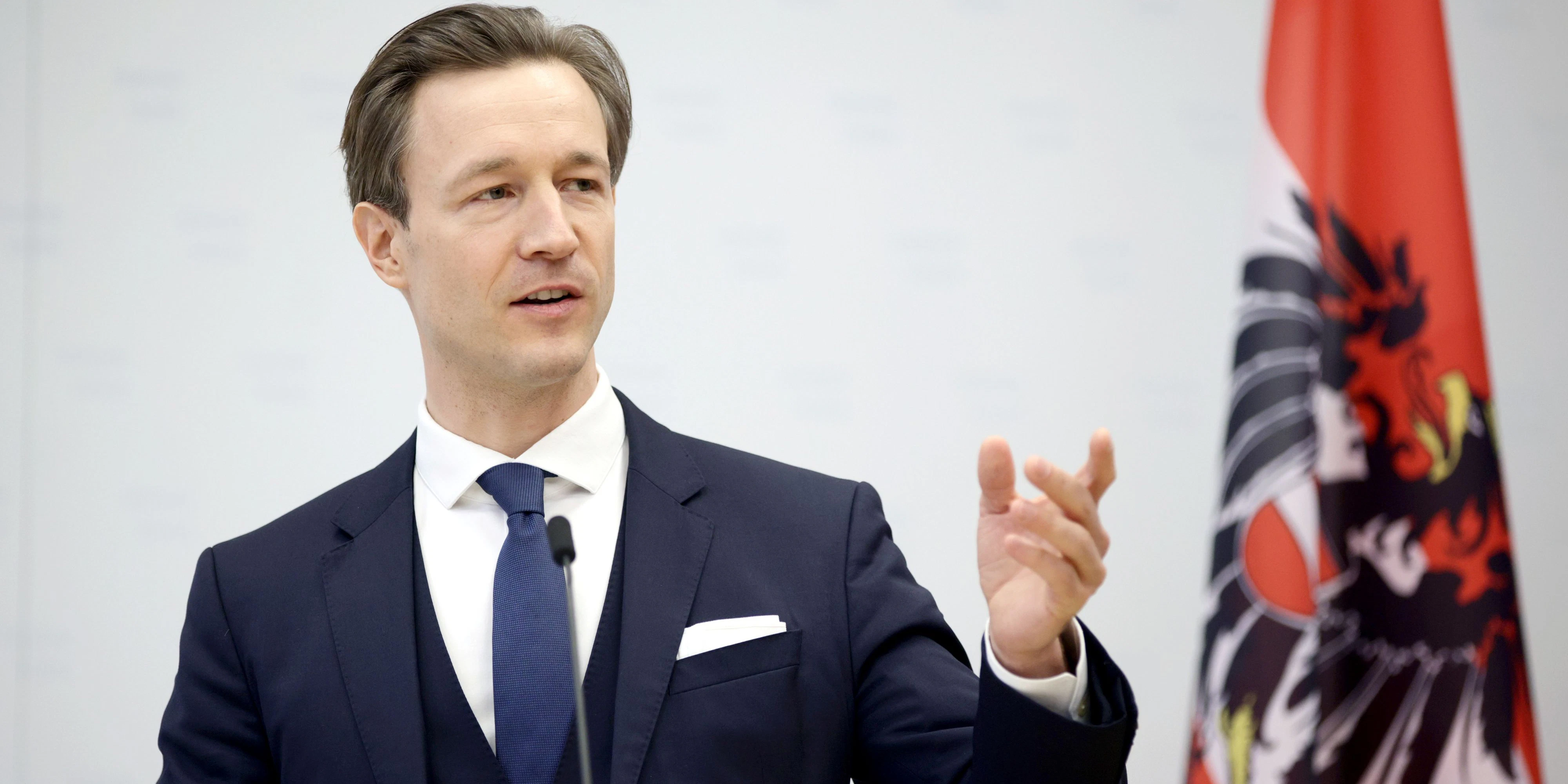 Finanzminister Gernot Blümel informiert über aktuelle Zahlen, Wirtschaftshilfen und die Ausweitung des Ausfallsbonus.
