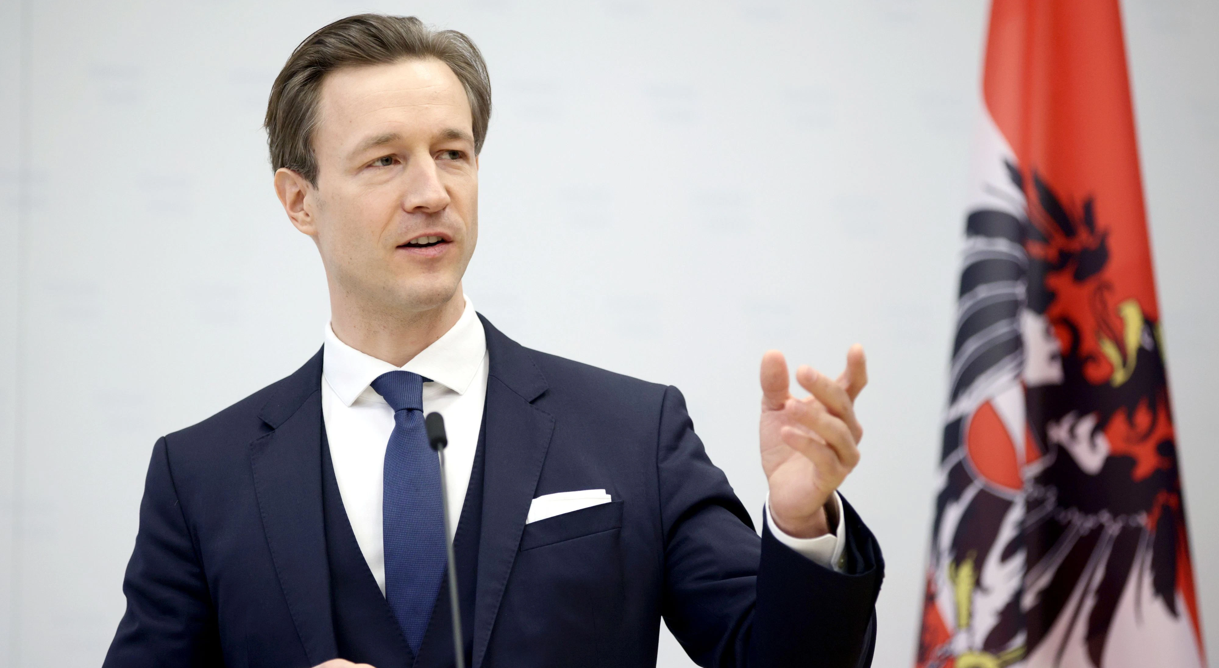 Finanzminister Gernot Blümel informiert über aktuelle Zahlen, Wirtschaftshilfen und die Ausweitung des Ausfallsbonus.
