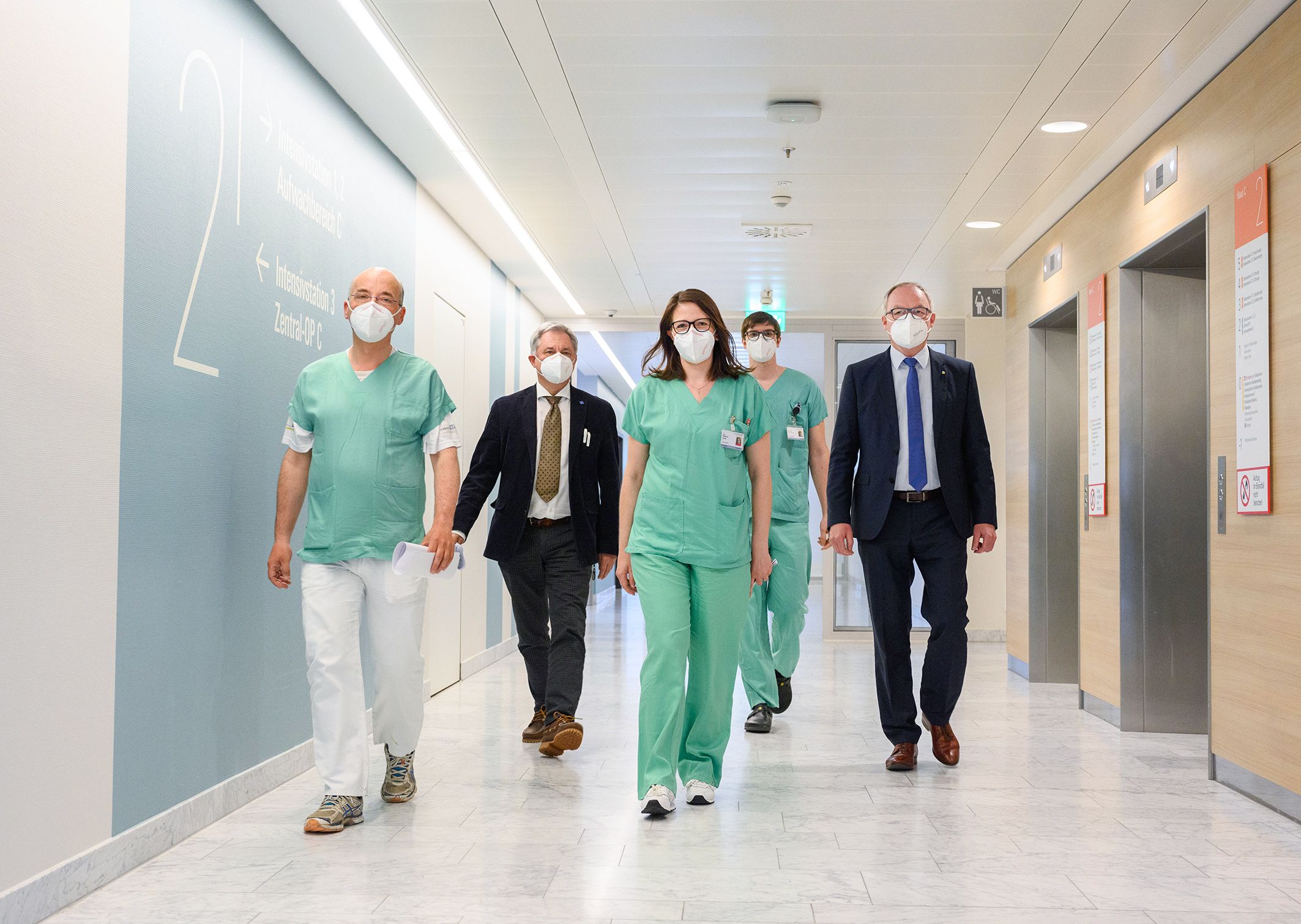 Landesvize Pernkopf (r.) im Spital auf Visite.