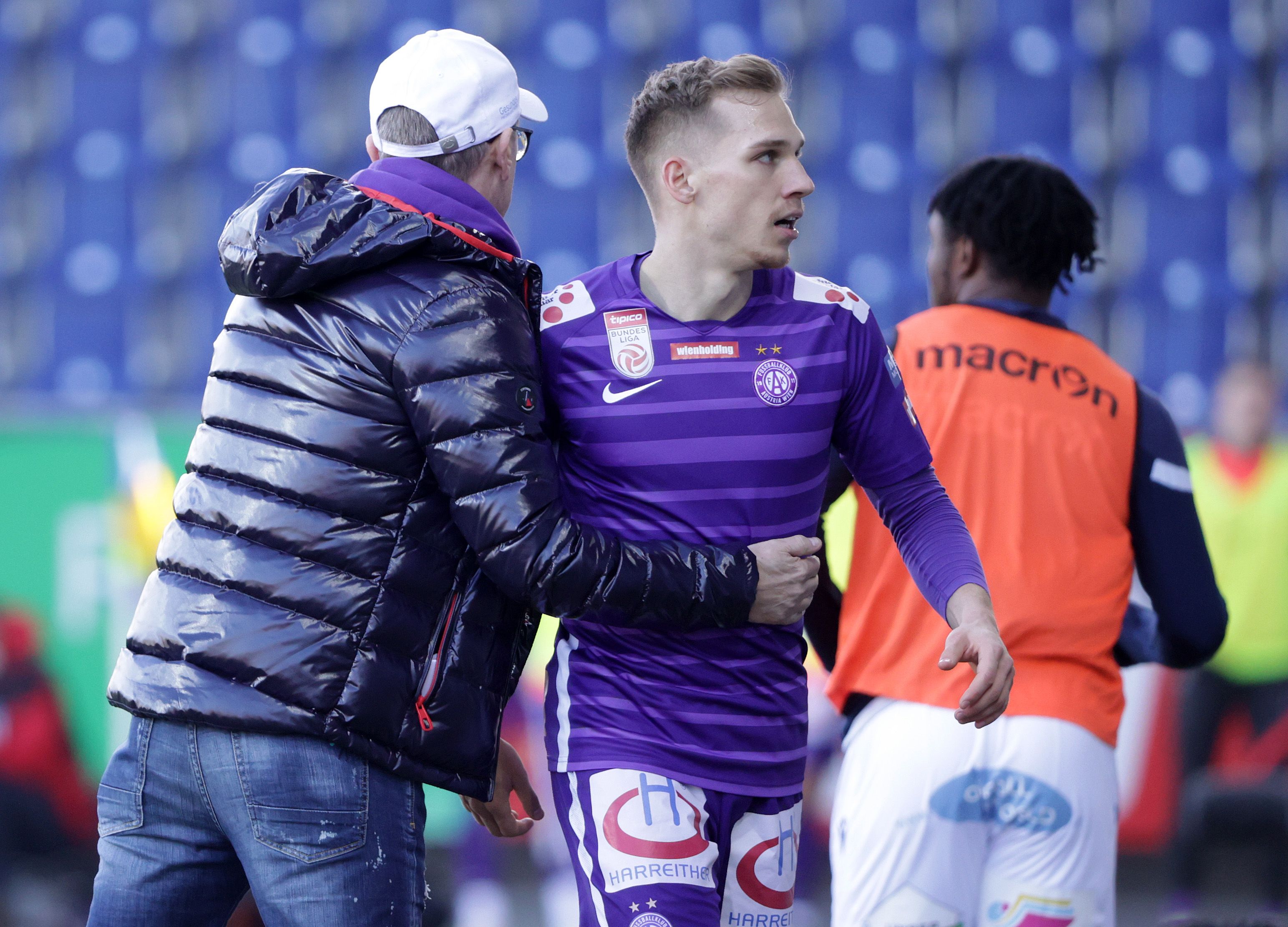 Christoph Monschein macht es Trainer Peter Stöger gleich.
