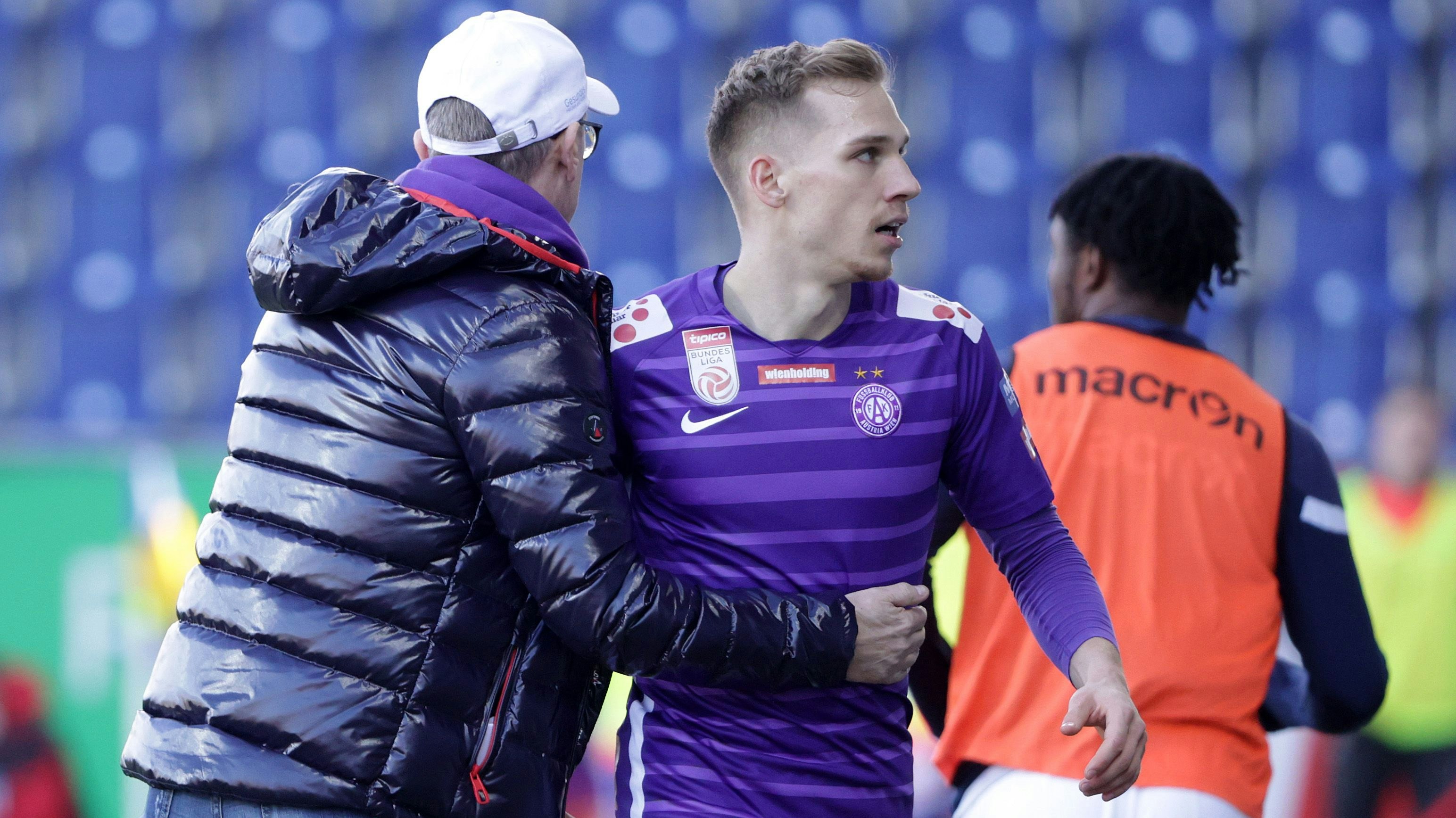 Christoph Monschein macht es Trainer Peter Stöger gleich.
