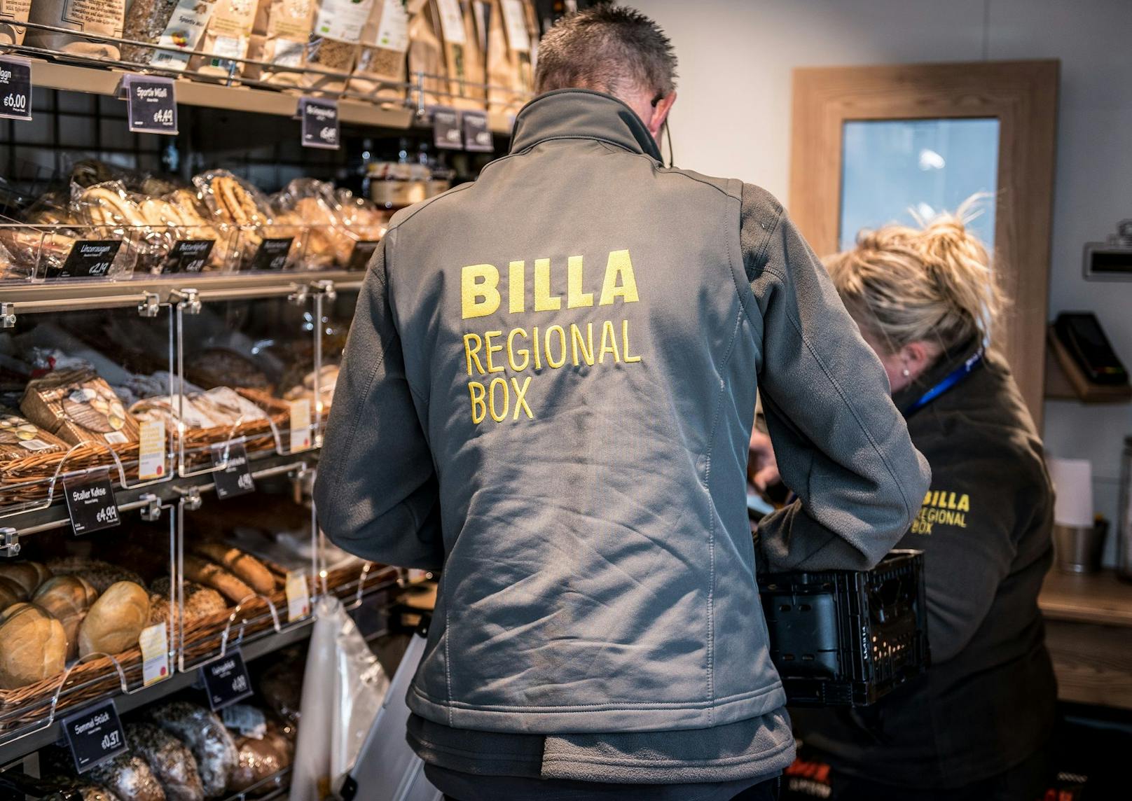 Die Billa-Mitarbeiter befüllen die Billa Regional Boxen regelmäßig mit frischen Lebensmitteln.