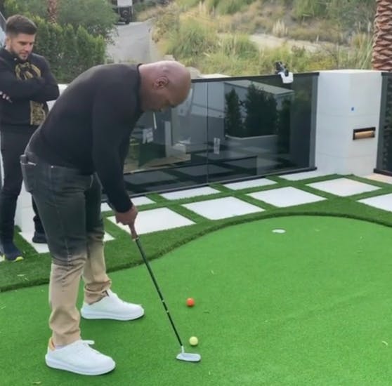 Mike Tyson locht auf dem Anwesen von Schwarzenegger ein. Ex-UFC-Star Henry Cejudo bewundert seinen Schwung.