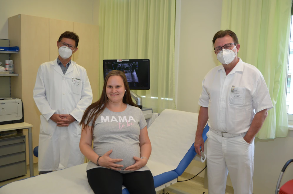 Mama Jenny S. und ihre beiden Ärzte Gerald Tulzer (li.) und Wolfgang Arzt.