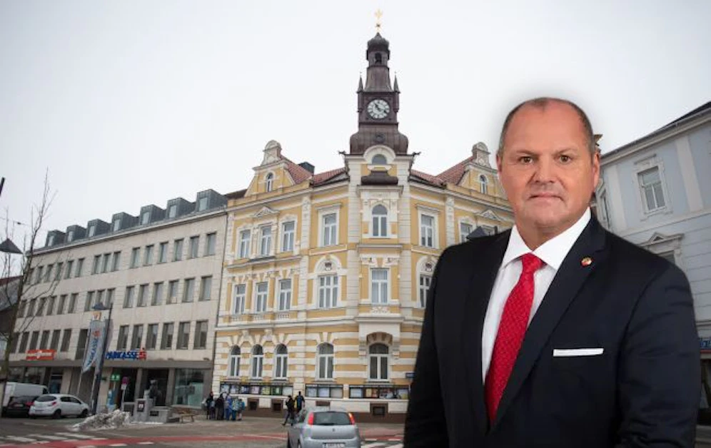 Schroll und das Amstettner Rathaus im Hintergrund.