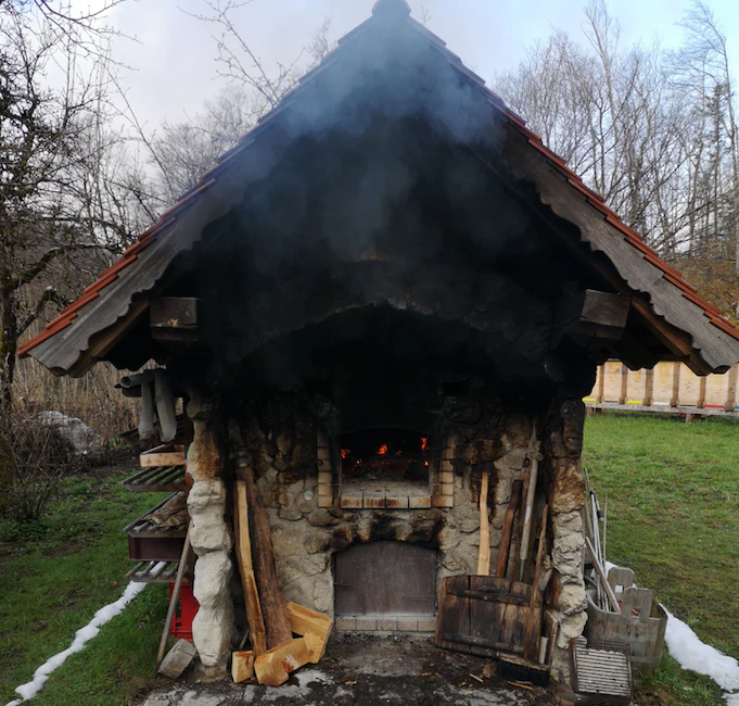 Durch den aufsteigenden Rauch beim Brotbacken glaubte eine Anrainerin an einen Brand.