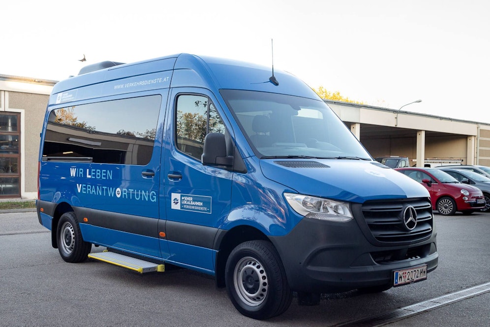 Kleinbus statt Aufzug: Mit dem neuen kostenlosen Fahrtendienst wird in ihrer Mobilität eingeschränkten Menschen mit Behinderung eine Alternative zur U4-Station geboten.