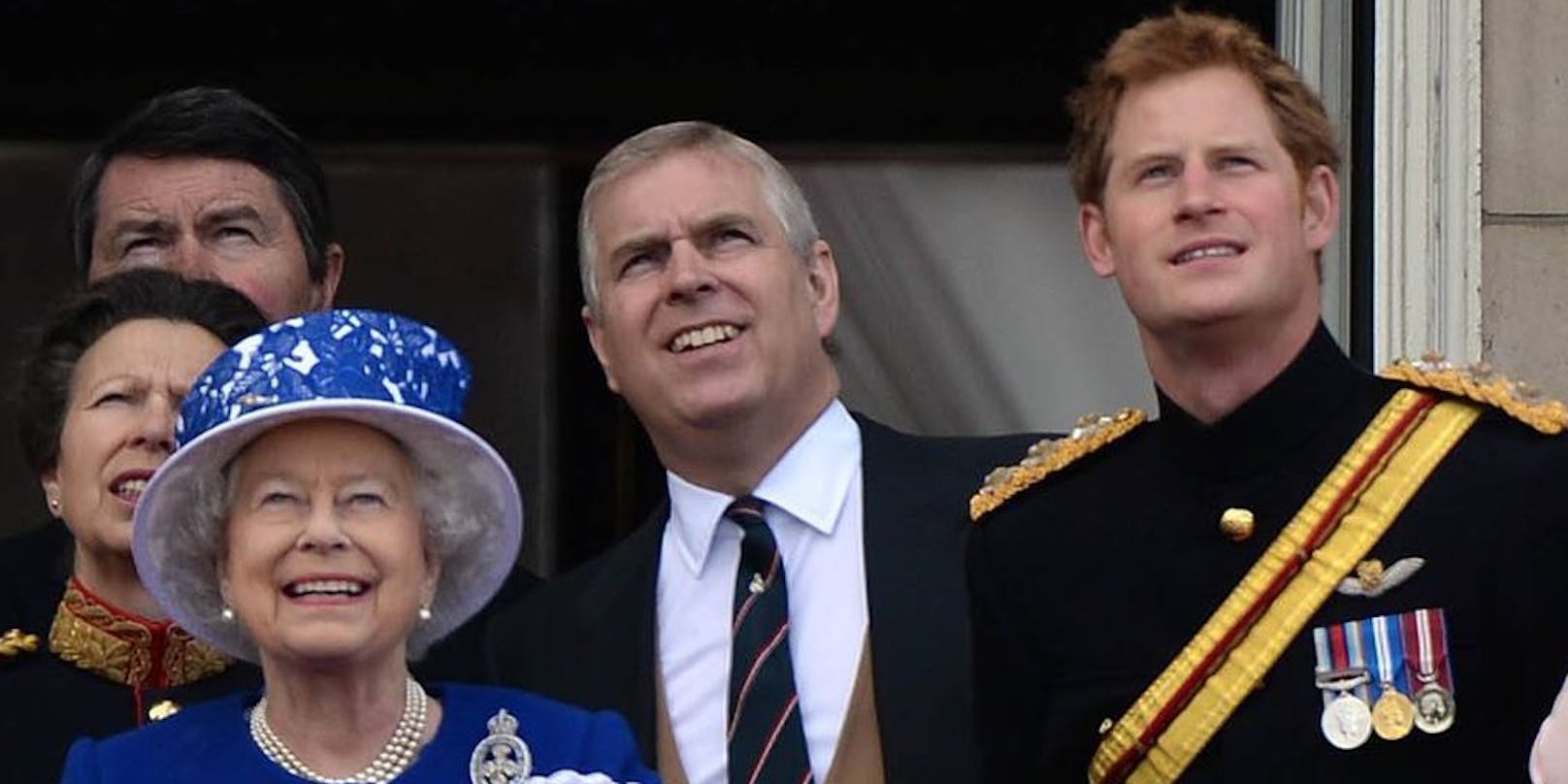 Queen Elizabeth mit Prinz Andrew und Prinz Harry (.r.)