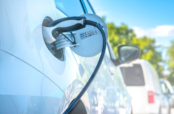 Ein E-Auto sollte nur mit entsprechender Umrüstung an der Haushaltssteckdose geladen werden.