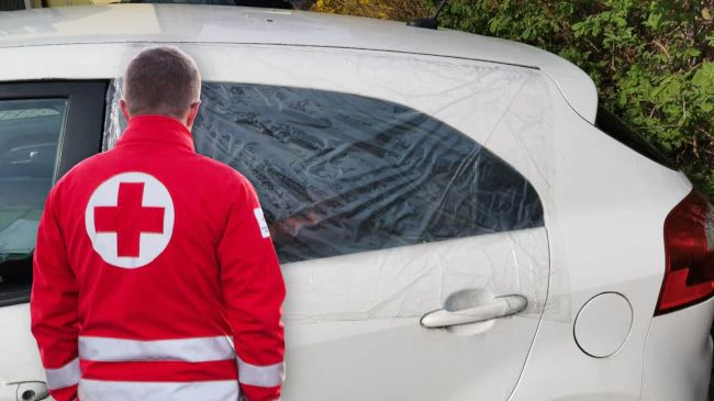 Symbolfoto eines Sanitäters und das Auto des Mannes.