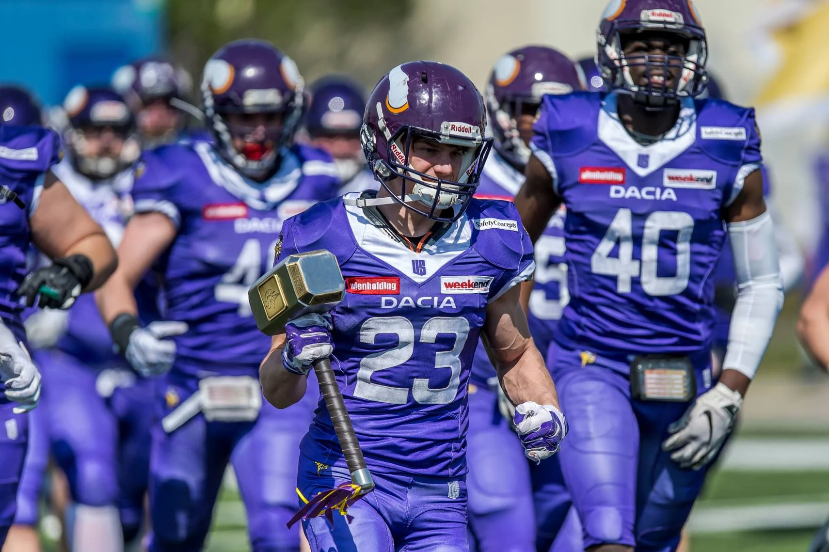 Der Vikings Hammer darf bei keinem Spiel fehlen - im Bild DB #23 Benjamin Straight
