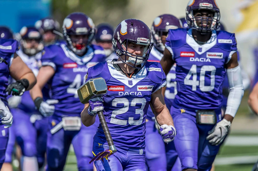 Der Vikings Hammer darf bei keinem Spiel fehlen - im Bild DB #23 Benjamin Straight.