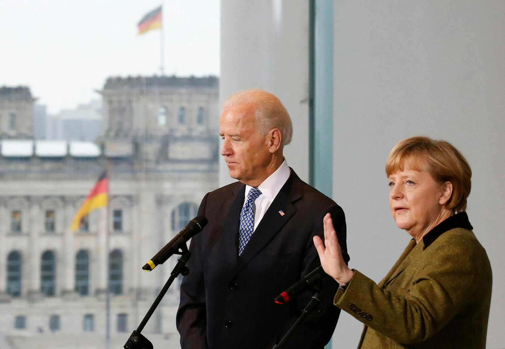 Die deutsche Kanzlerin Angela Merkel und der heutige US-Präsident Joe Biden im Jahr 2013.