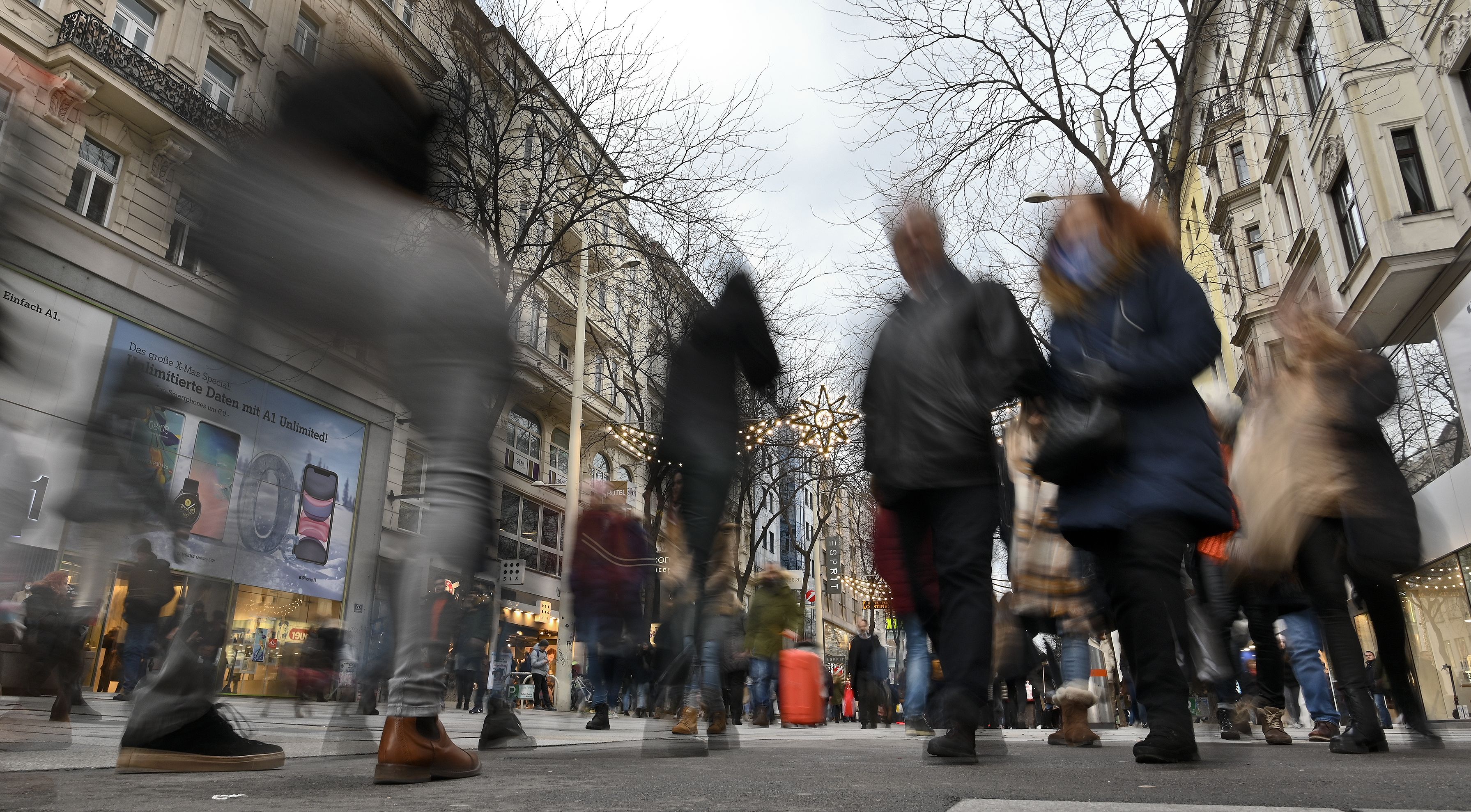 Menschen auf der Mariahilferstraße.