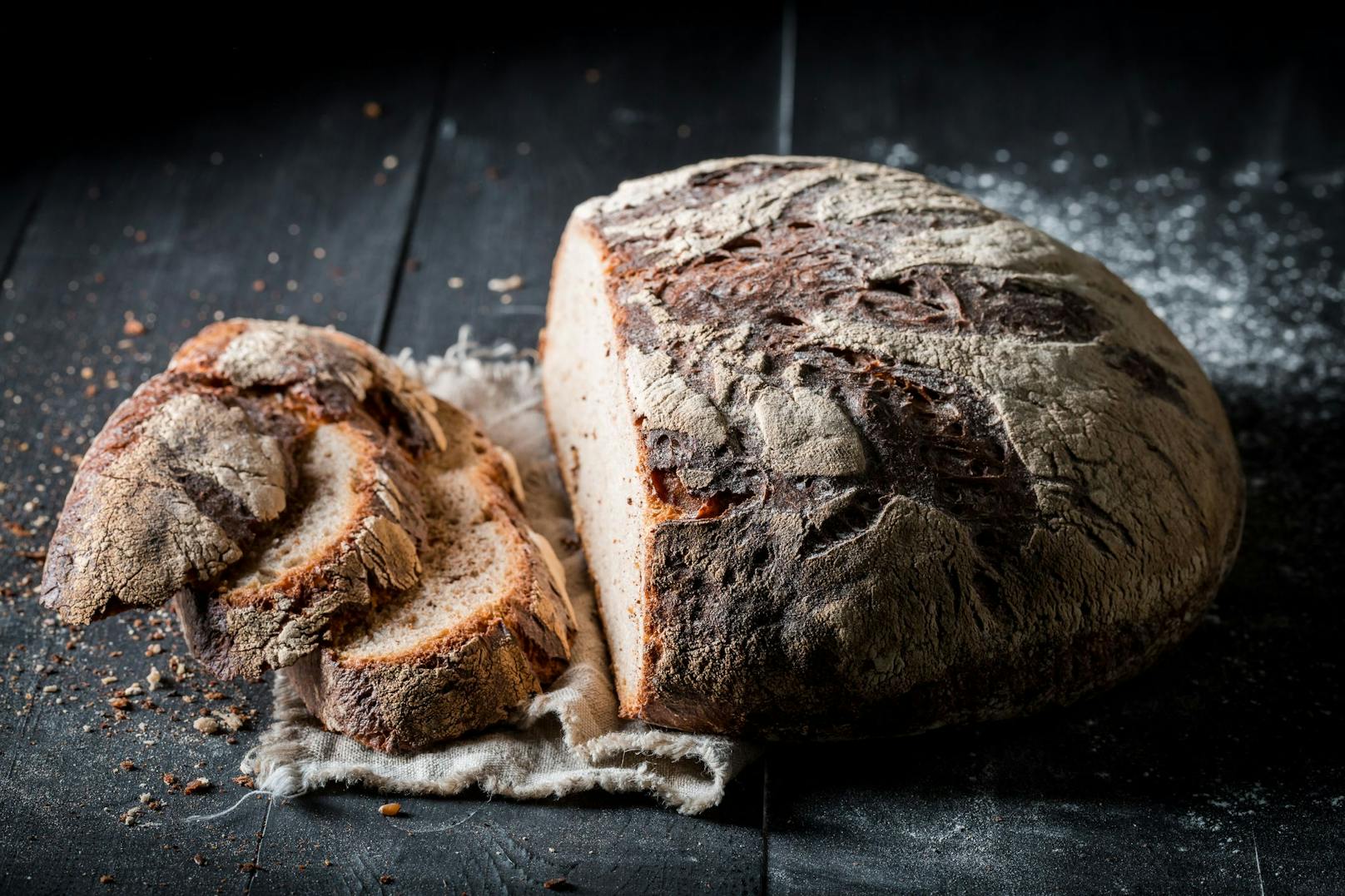 Frisches Brot mit knuspriger Kruste ist doch etwas Herrliches. So bleibt es länger frisch. 