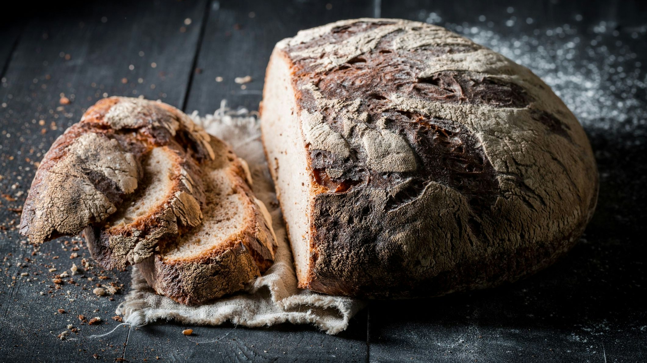 Frisches Brot mit knuspriger Kruste ist doch etwas Herrliches. So bleibt es länger frisch. 