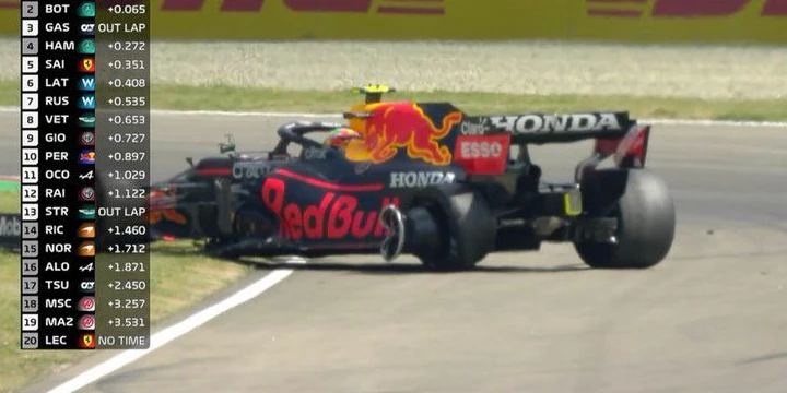 Der Red Bull von Sergio Perez bleibt mit einem Reifenschaden liegen. 
