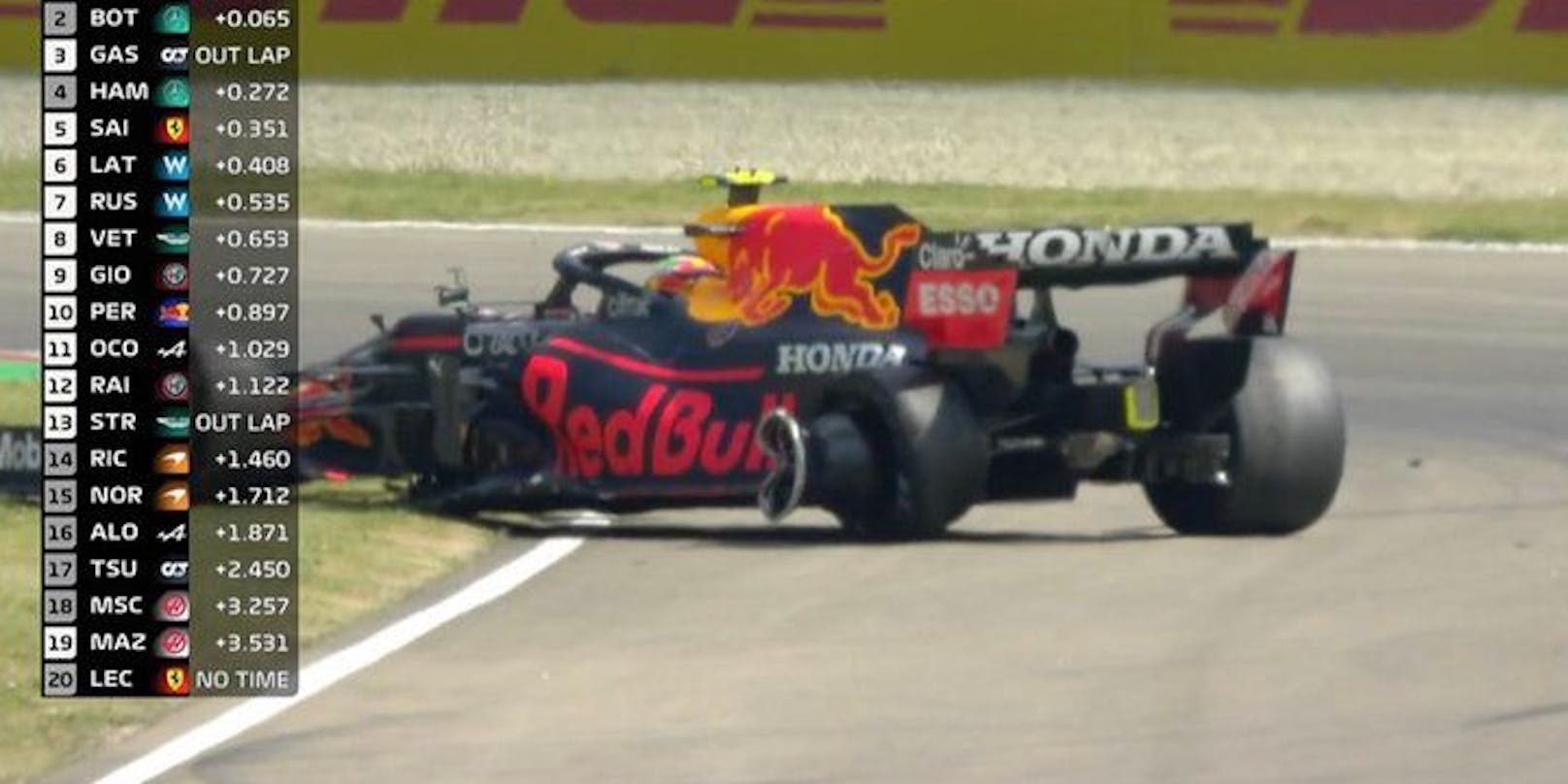 Der Red Bull von Sergio Perez bleibt mit einem Reifenschaden liegen. 