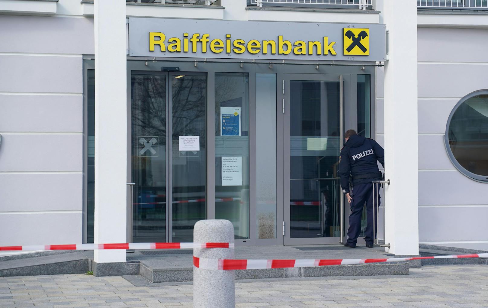 Polizeieinsatz am Freitag in Oberösterreich! Ein bewaffneter Mann hat eine Bank in St. Pantaleon überfallen und ist auf der Flucht.