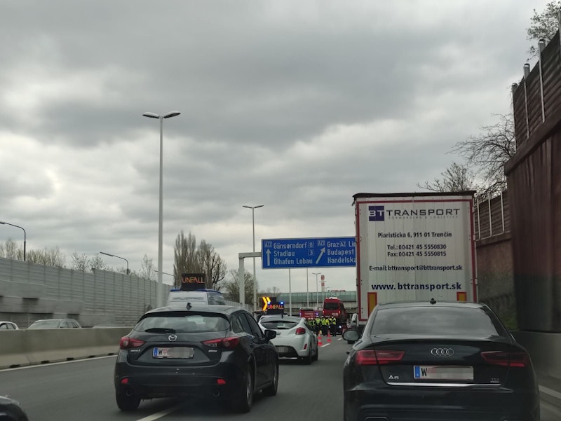 Auf der Donauufer Autobahn (A22) kam es am Freitag zu einem Verkehrsunfall. 