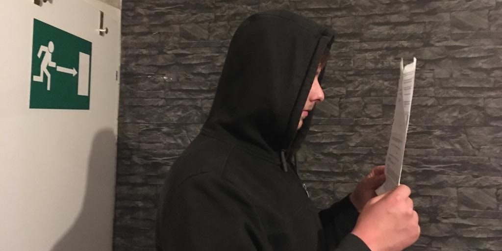 Max D. (19) mit der Strafe, die ihn beinahe in den Häf'n gebracht hätte.