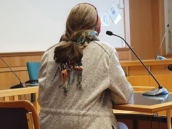 Eine Heilpädagogin, die die ohne Befugnis 700 Befreiungen von der Maskenpflicht ausgestellt hat, am Freitag, 16. April 2021, vor Prozessbeginn am Straflandesgericht Wien.