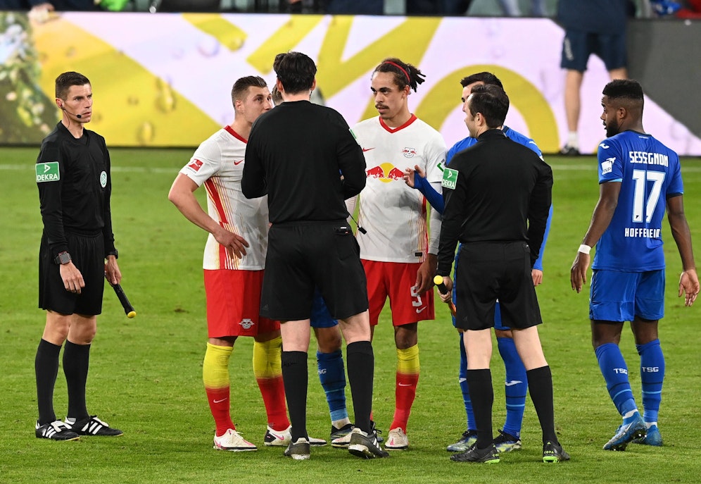 Diskussionen nach dem vermeintlichen Führungstreffer. 