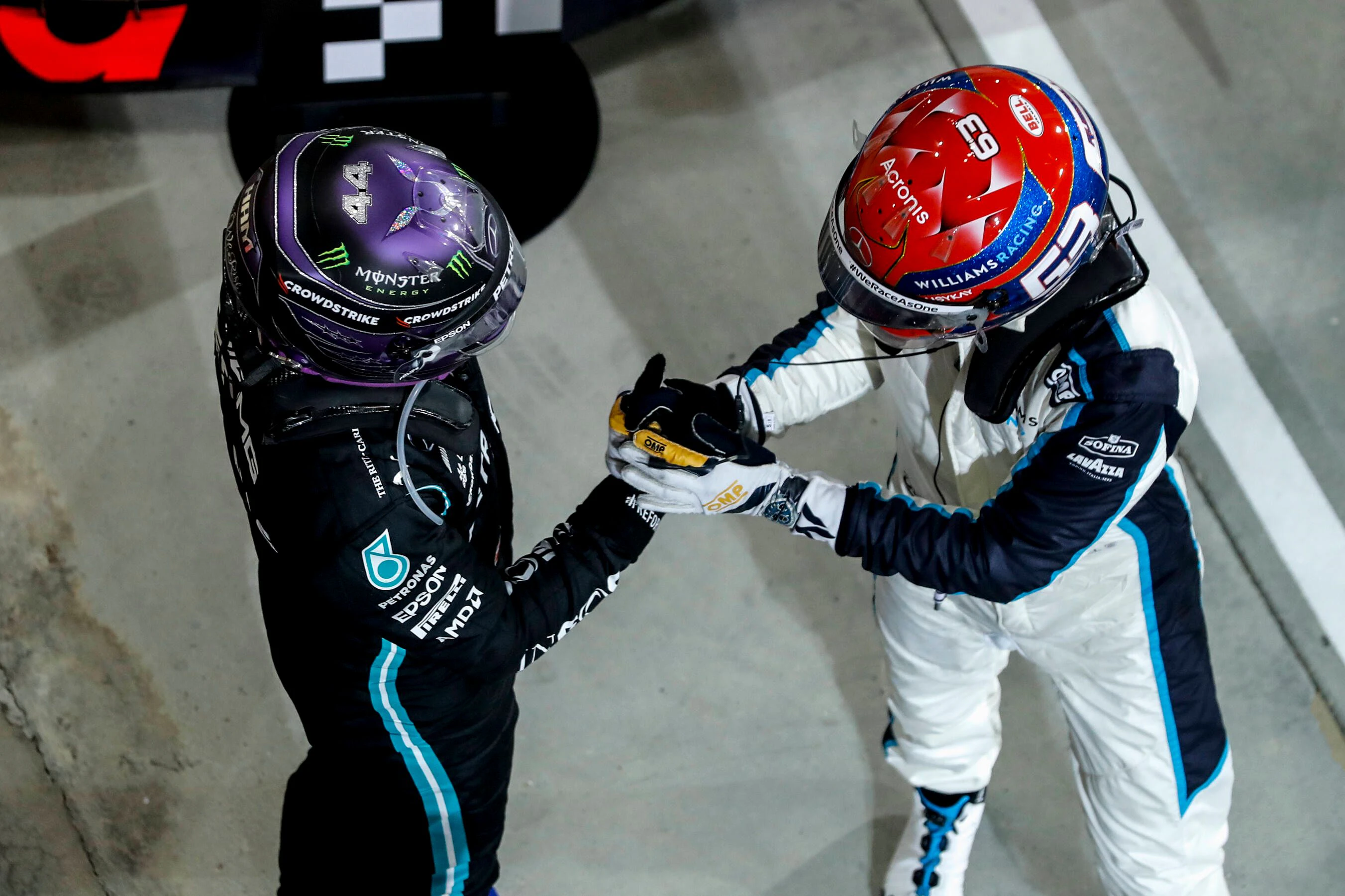 George Russell spricht über sein Verhältnis zu Lewis Hamilton. 