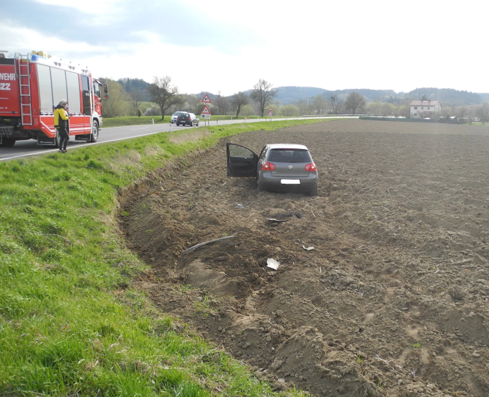 Die junge Lenkerin landete nach einem Ausweichmanöver im Acker.