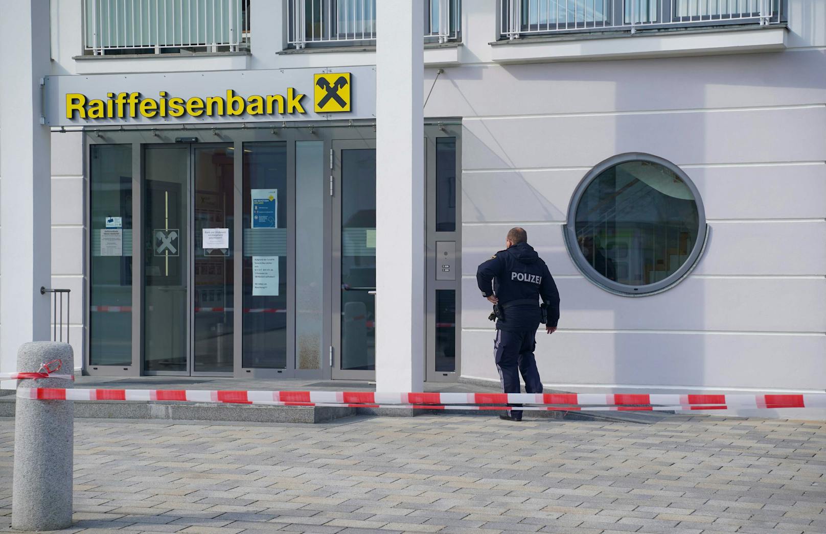 Polizeieinsatz am Freitag in Oberösterreich! Ein bewaffneter Mann hat eine Bank in St. Pantaleon überfallen und ist auf der Flucht.