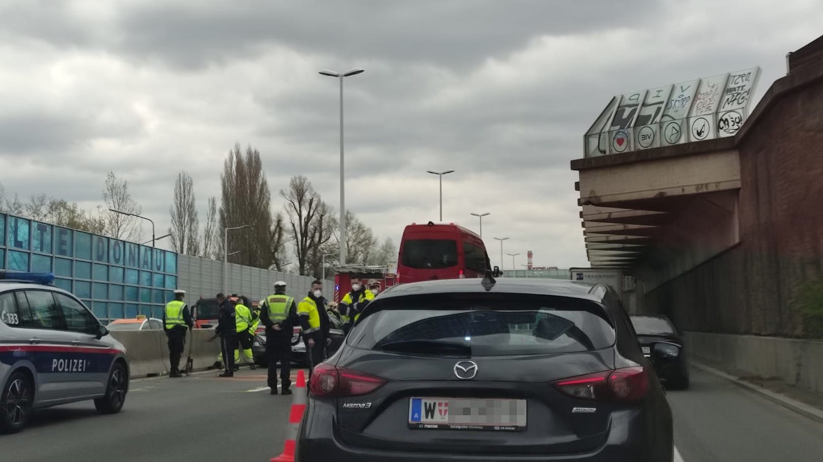Auf der Donauufer Autobahn (A22) kam es am Freitag zu einem Verkehrsunfall. 