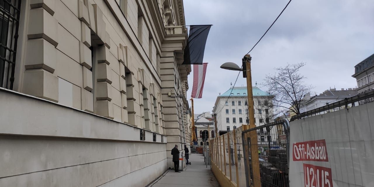 Die schwarze Fahne am Landesgericht Wien. 