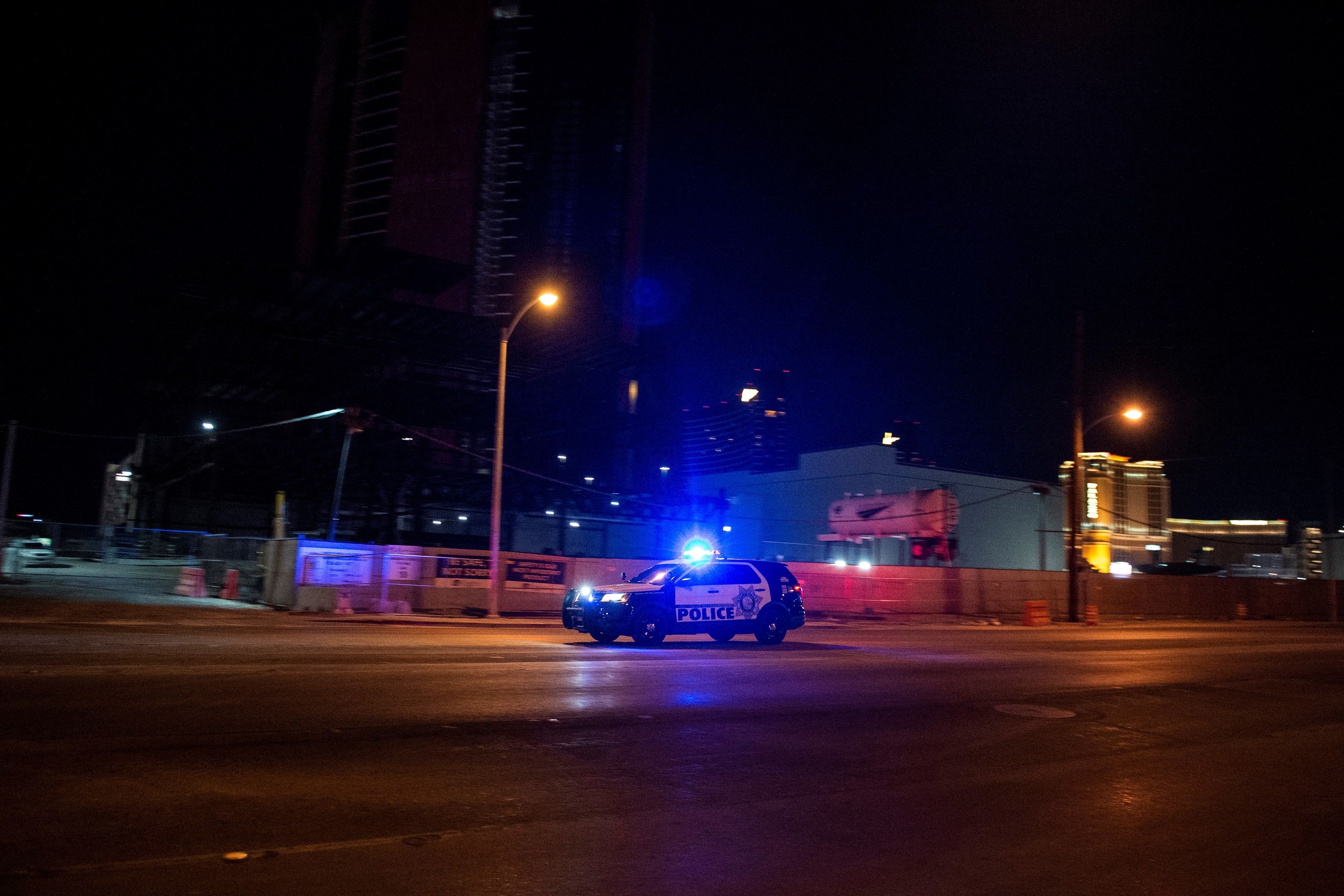 Download voIn Indianapolis gab es in einer Fedex-Filiale eine Massenschiesserei.n www.picturedesk.com am 16.04.2021 (07:49). (FILES) In this file photo a police car makes its way to the scene after a shooting was reported outside Circus Circus hotel and casino, on June 1, 2020, in downtown Las Vegas, at the end of a rally in response to the recent death of George Floyd, an unarmed black man who died while in police custody. - Many major US cities, including Chicago, Philadelphia, Indianapolis, Atlanta, Los Angeles and Baltimore, have been struck by a wave of violence, which has been growing since the beginning of July 2020. (Photo by Bridget BENNETT / AFP) - 20200602_PD14764 - Rechteinfo: Rights Managed (RM) Nur für redaktionelle Nutzung! Werbliche Nutzung erfordert Freigabe: bitte schicken Sie uns eine Anfrage.