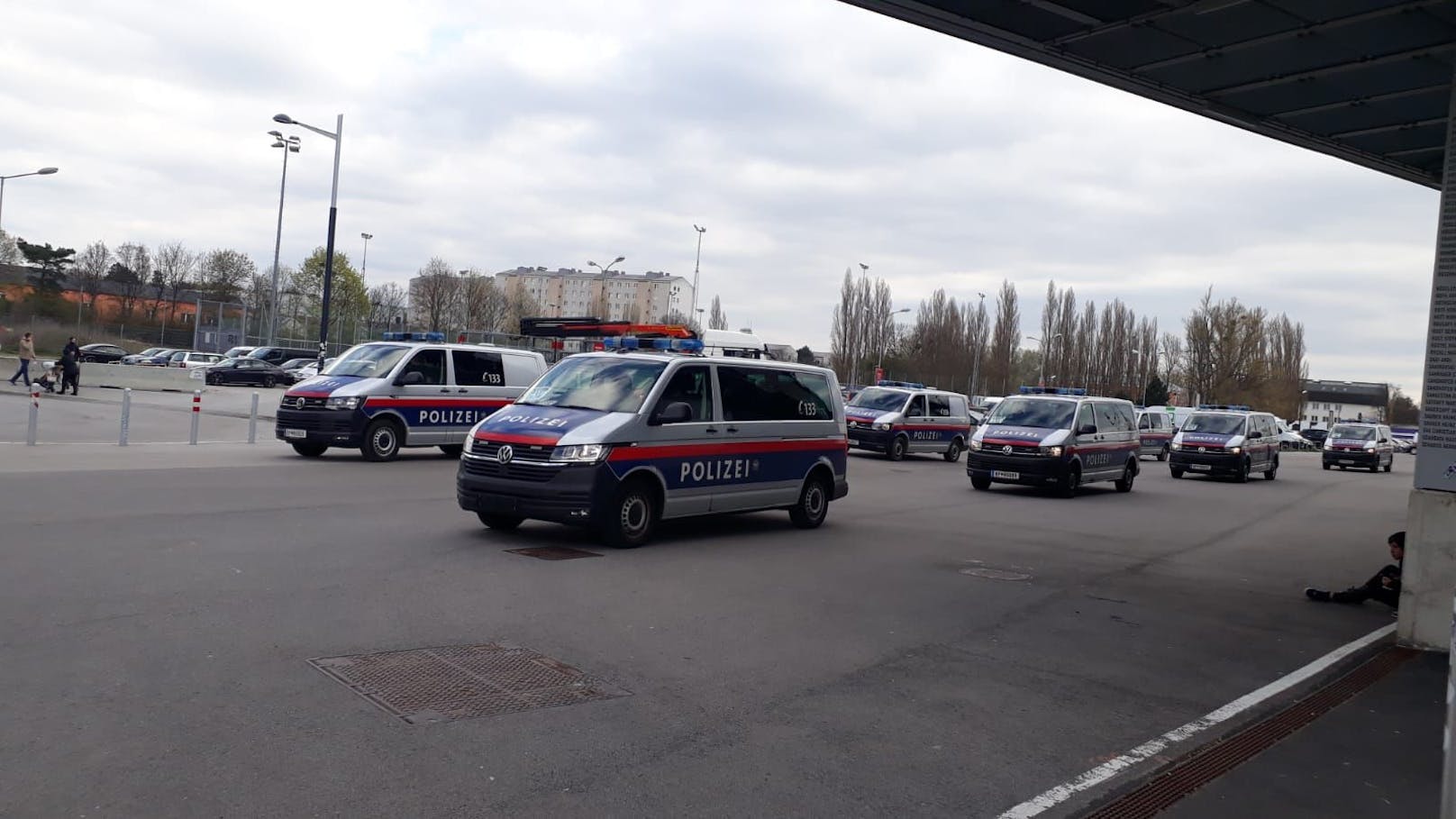 Großes Polizei-Aufgebot vor Generali Arena in Wien-Favoriten.
