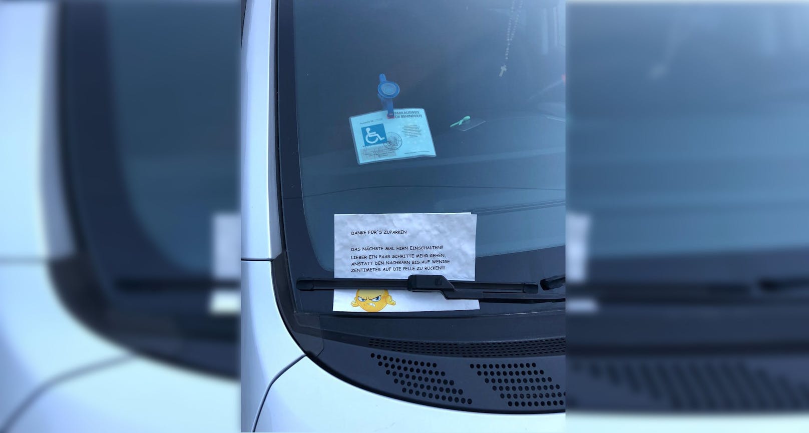 Ein Unbekannter hinterließ eine fragwürdige Nachricht auf dem Fahrzeug.