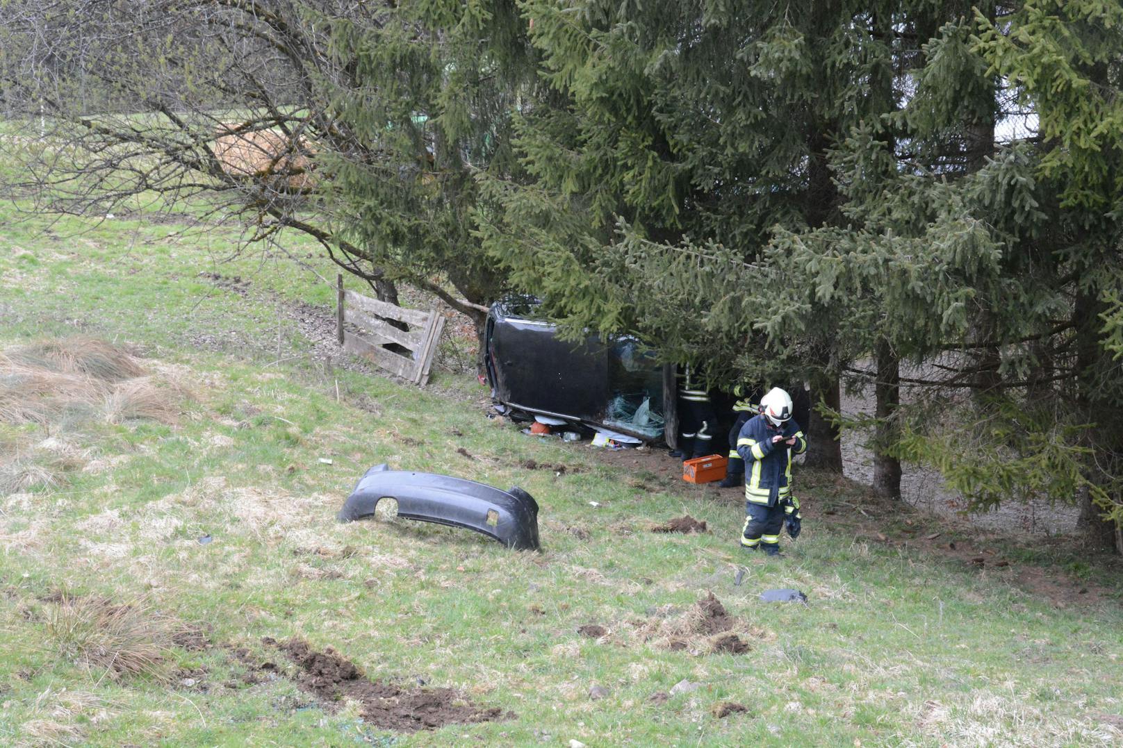 Am Samstag um 08:25 Uhr kam auf der Wildschönauer Landesstraße L3 in Wörgl, Ortsteil Hennersberg, ein PKW in einer Linkskurve von der Fahrbahn ab, durchschlug einen  Elektroverteilerkasten und stürzte etwa 50 Meter die steile Böschung hinunter. 
