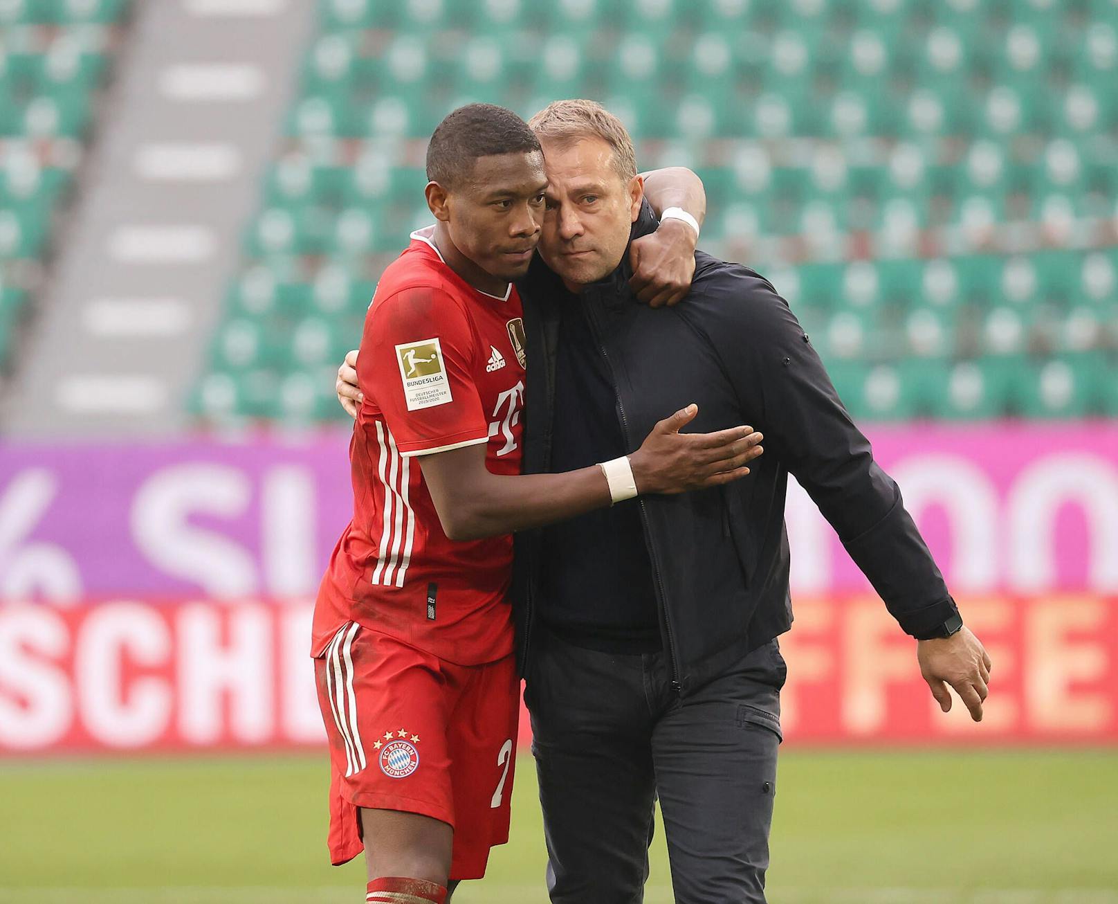 David Alaba und der scheidende Bayern-Coach Hansi Flick. 